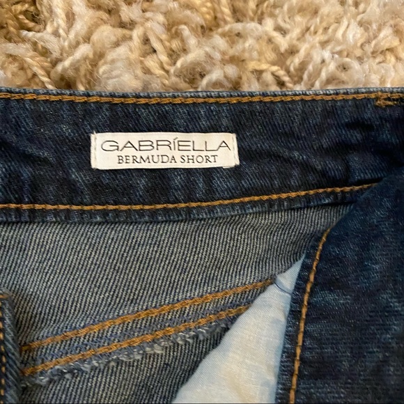 Sofia Vergara mid rise Bermuda distressed jean shorts size 2 - Picture 7 of 14